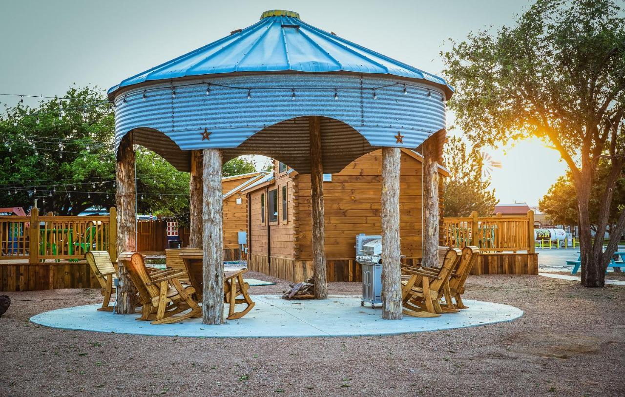 The Big Texan - Cabins And Wagons Amarillo Exteriér fotografie