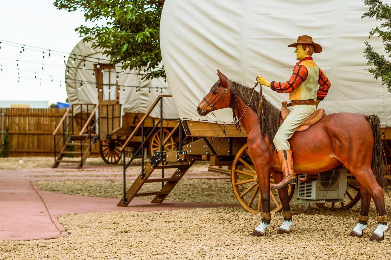 The Big Texan - Cabins And Wagons Amarillo Exteriér fotografie