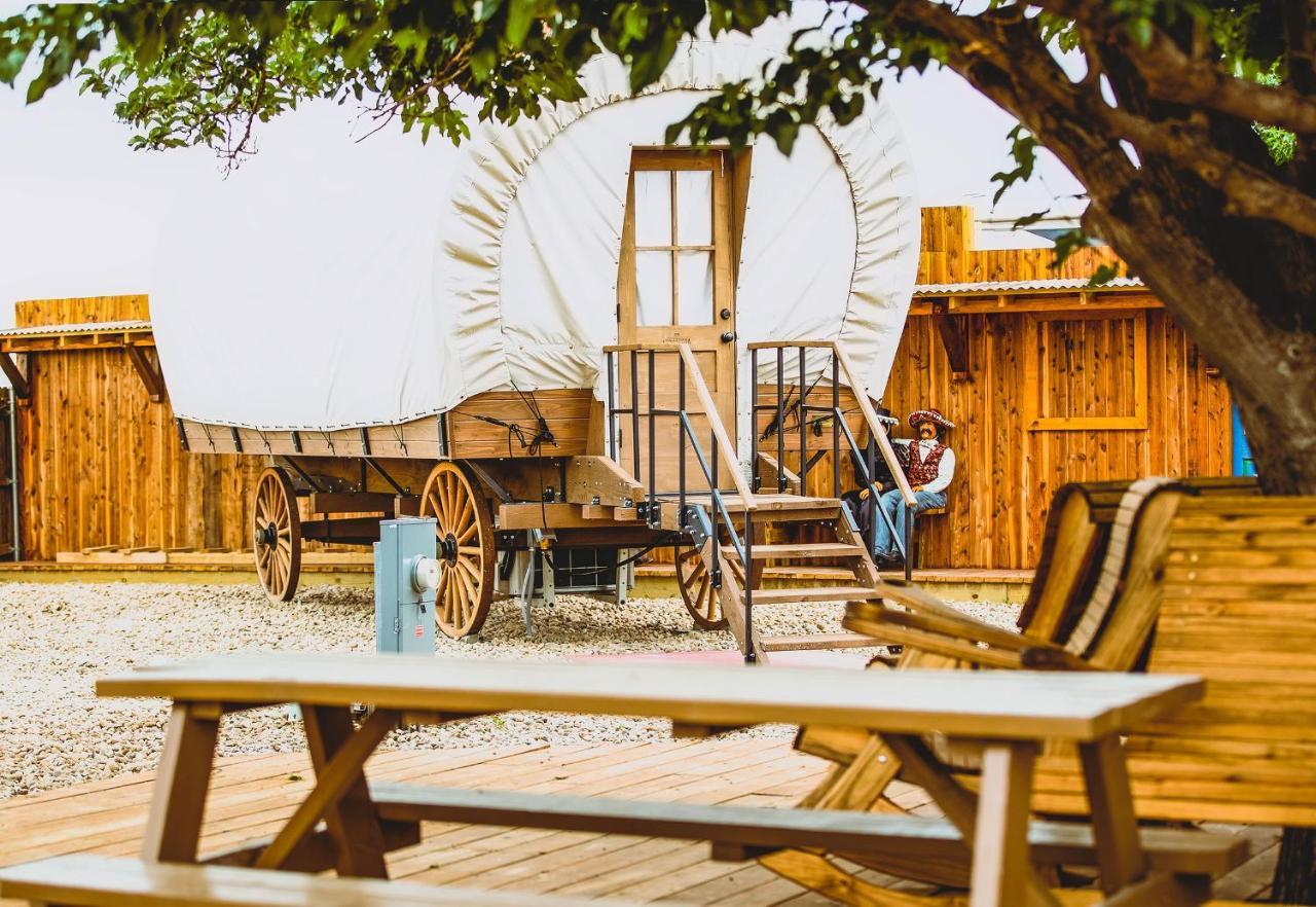 The Big Texan - Cabins And Wagons Amarillo Exteriér fotografie
